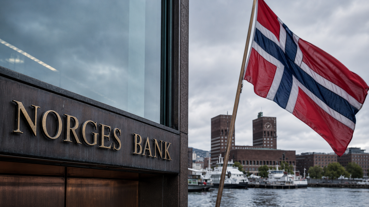 Façade de Norges Bank devant le drapeau norvégien à Oslo.