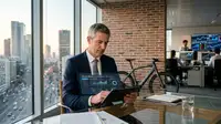 Illustration d'un salarié souriant utilisant un vélo électrique, symbolisant le forfait mobilités durables et les avantages pour les PME en 2026.