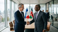 Poignée de main entre dirigeants français et africains, symbolisant un nouveau partenariat économique équitable et des opportunités de croissance pour les PME en Afrique.