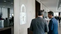 Illustration d'un bouclier numérique brisé symbolisant une fuite de données sur un smartphone.