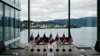 Vue aérienne du G7 à Evian illustrant les enjeux de souveraineté numérique et de ressources.