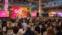 GO Entrepreneurs Lyon 2026 à La Sucrière avec une foule d’entrepreneurs réunie devant la scène principale de l’événement entrepreneurial du 24 septembre à Lyon.