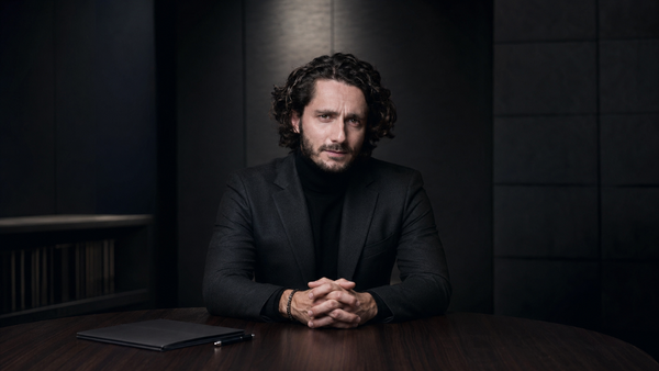 Guillaume Pley assis devant un dossier juridique après le dépôt de plaintes pour diffamation.