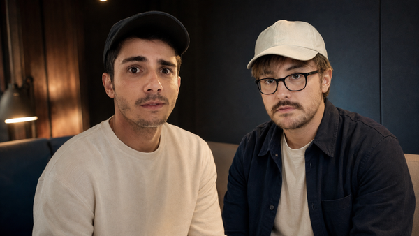 Guillaume Pley et un ancien collaborateur assis côte à côte dans un studio média.