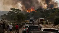 Incendie massif au Cap Ferret avec évacuation des habitants et intervention des pompiers.