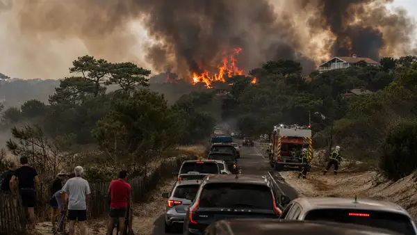 Incendie massif au Cap Ferret avec évacuation des habitants et intervention des pompiers.