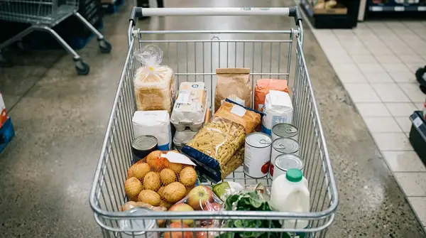 Rayonnage vide et étiquettes de prix illustrant l'inflation alimentaire supermarchés en France.