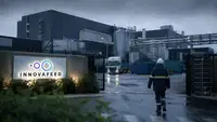 Illustration d'une usine Innovafeed avec des chiffres clés (51 M€, 60 postes) et des insectes, symbolisant la levée de fonds et la restructuration de l'entreprise. Généré par Entreprisma. 