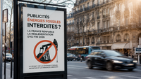 Affiche dans une rue parisienne annonçant le renforcement de l’interdiction des publicités pour les énergies fossiles en France.