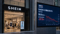 Boutique Shein à l’entrée d’un centre commercial, à côté d’un grand écran boursier illustrant un projet d’IPO à Hong Kong et une baisse de valorisation.