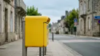 Vue aérienne d'un centre de tri de La Poste en Sarthe, avec des camions et des employés, symbolisant la logistique et la restructuration du service postal.