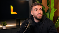 Fondateur de Limova en interview podcast, installé devant un micro professionnel avec le logo Limova affiché sur un écran en arrière-plan.