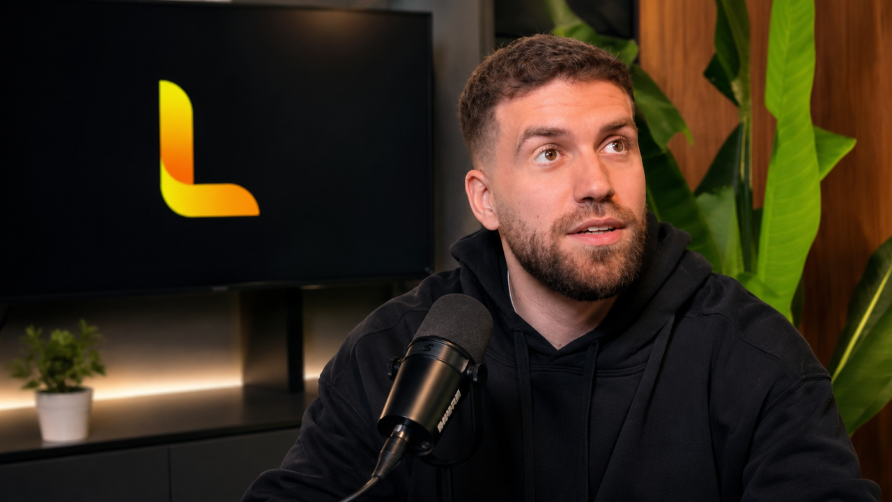 Fondateur de Limova en interview podcast, installé devant un micro professionnel avec le logo Limova affiché sur un écran en arrière-plan.