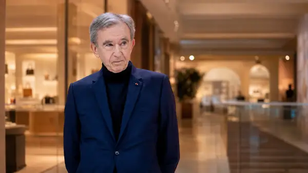 Bernard Arnault dans un décor de boutique de luxe, illustrant les 15 300 recrutements prévus par LVMH en France en 2026 et le poids du groupe dans le marché de l’emploi.