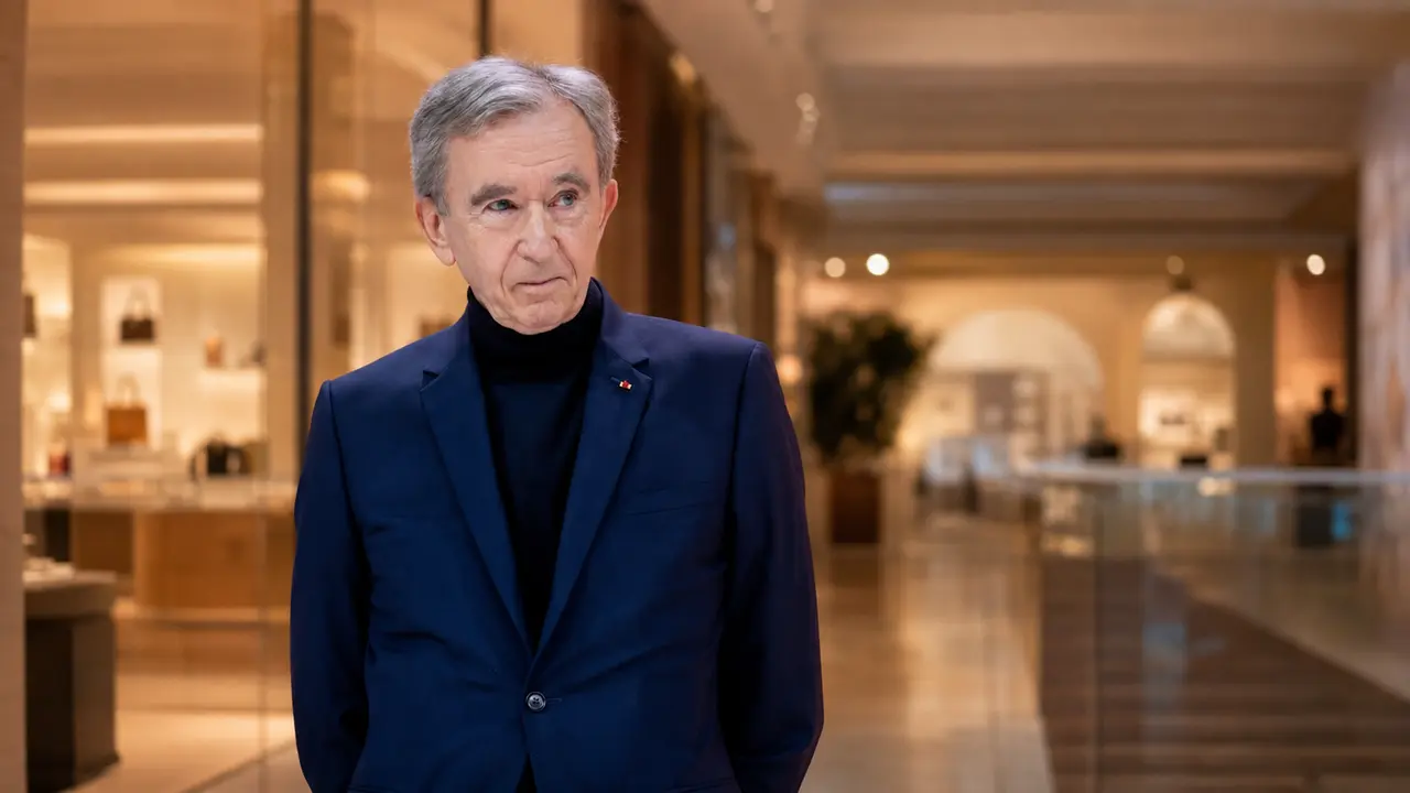 Bernard Arnault dans un décor de boutique de luxe, illustrant les 15 300 recrutements prévus par LVMH en France en 2026 et le poids du groupe dans le marché de l’emploi.