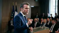 Image de Emmanuel Macron généré par IA sur une estrade avançant le plan IA 
