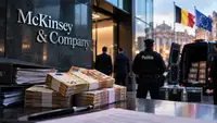 Siège de McKinsey & Company avec des liasses de billets en euros et des policiers belges, illustration de la saisie de 65,2 millions d’euros en Belgique dans le cadre de l’enquête française visant McKinsey pour des soupçons de blanchiment aggravé de fraude fiscale aggravée.