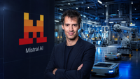 Arthur Mensch devant le logo de Mistral AI dans une usine automatisée équipée de robots industriels et de véhicules autonomes.