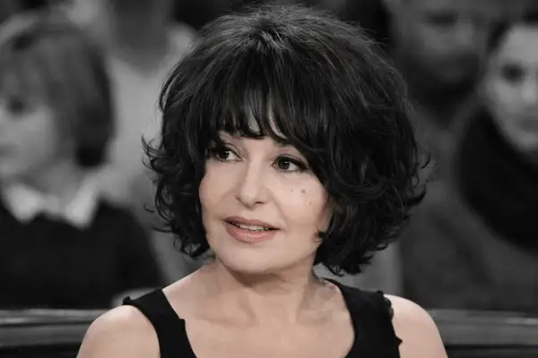 Portrait souriant d'Isabelle Mergault, actrice et réalisatrice, symbolisant sa carrière unique après l'annonce de sa mort.