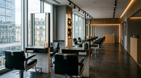 Coiffeur professionnel consultant un business plan pour ouvrir un salon de coiffure moderne et rentable.