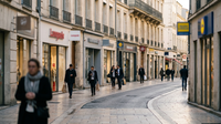 Un entrepreneur examine un plan financier pour ouvrir une franchise dans un local commercial moderne.