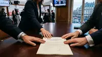 Signature d'un pacte actionnaires PME entre deux dirigeants pour sécuriser la gouvernance.