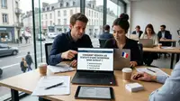 Une image photographique réaliste de style presse, en format 16:9, montre deux jeunes entrepreneurs, un homme et une femme, assis à une table en bois clair dans un espace de coworking français moderne. Ils sont concentrés sur un ordinateur portable Dell ouvert devant eux. L'écran de l'ordinateur affiche clairement, en gros caractères, le titre de l'article : "COMMENT RÉDIGER LES STATUTS D'UNE ENTREPRISE SANS AVOCAT ?". En dessous, une liste de contrôle avec des icônes vertes indique : "✅ MODÈLES GRATUITS", "✅ ÉTAPE PAR ÉTAPE", "✅ VALIDATION INPI". L'homme, portant une chemise bleu marine, pointe du doigt l'écran tout en regardant la femme. La femme, avec un chignon, regarde attentivement l'écran et tient sa main près d'un deuxième ordinateur portable portant un petit sticker drapeau français. Sur la table, on trouve des documents papier froissés, un stylo, une tablette affichant un "Legal glossary", deux tasses de café à emporter et une pile de cartes de visite. Derrière eux, à travers de grandes fenêtres du sol au plafond, on aperçoit une rue de ville animée de Crozon, en Bretagne, avec des bâtiments typiques et du trafic. D'autres professionnels travaillent à des bureaux plus loin dans l'arrière-plan, hors focus. La lumière naturelle du jour illumine la scène.
