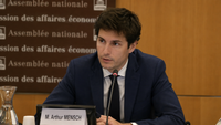 Arthur Mensch, co-fondateur de Mistral AI, s'exprimant sur l'impact de la réglementation européenne sur l'innovation technologique et les startups.