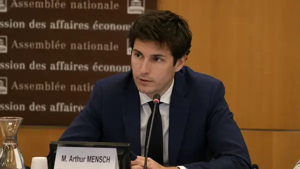 Arthur Mensch, co-fondateur de Mistral AI, s'exprimant sur l'impact de la réglementation européenne sur l'innovation technologique et les startups.