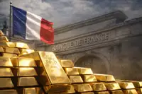 serves d’or de la France en format paysage, avec lingots d’or au premier plan, drapeau français flottant et façade de la Banque de France en arrière-plan, pour illustrer la puissance monétaire, la sécurité financière et le rôle stratégique de l’or dans les réserves nationales.