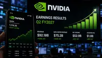 Résultats Nvidia du deuxième trimestre fiscal 2027 affichés sur des écrans financiers, avec le logo Nvidia, la progression de l’action NVDA et les principaux indicateurs de chiffre d’affaires et de data centers.
