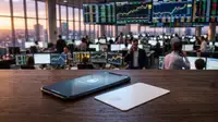 Une carte bancaire Revolut sans numéros, posée sur un clavier d'ordinateur portable, symbolisant la cybersécurité pour les PME et l'innovation de Revolut et sa solution.
