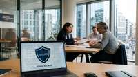 Illustration d'un bouclier numérique protégeant un logo de PME, avec le logo Chrome en arrière-plan, symbolisant la défense contre les failles de sécurité et les cybermenaces.