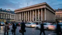Graphique montrant une courbe de taux d'intérêt en hausse, avec des flèches pointant vers des PME en pleine réflexion stratégique.