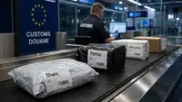 Colis e-commerce Shein, Temu et AliExpress contrôlés sur un tapis de douane européen, illustrant la nouvelle taxe de 3 € sur les petits colis importés hors Union européenne.