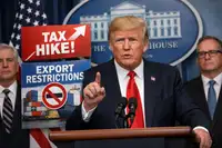 Donald Trump en conférence de presse à Washington, devant des visuels évoquant une hausse de la fiscalité et des restrictions à l’export, illustration des tensions commerciales pesant sur les entreprises françaises exportatrices.