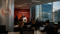 Thomson Reuters présente sa stratégie lors d’une conférence de presse dans ses bureaux, sur fond de restructuration et d’intelligence artificielle.