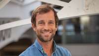 Portrait professionnel de Timothée Rambaud, cofondateur de LegalStart, souriant et les bras croisés dans des bureaux modernes. Crédit photo : Rumeur Publique.