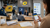 Centre moderne de La Poste réunissant tri de colis, services bancaires et outils numériques, avec le logo du groupe en arrière-plan.