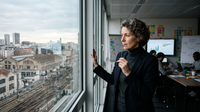 Un dirigeant de PME, l'air pensif, seul dans son bureau, symbolisant la solitude face aux enjeux de la transition écologique et aux défis environnementaux.