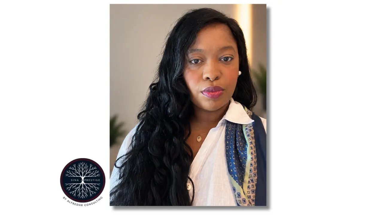 Portrait professionnel de Varvara Alfred, fondatrice de Sina & Prestige, entrepreneuse, consultante et formatrice spécialisée dans la formation professionnelle, les ressources humaines, le management et l’ingénierie pédagogique, photographiée face caméra avec le logo Sina & Prestige visible en bas de l’image.