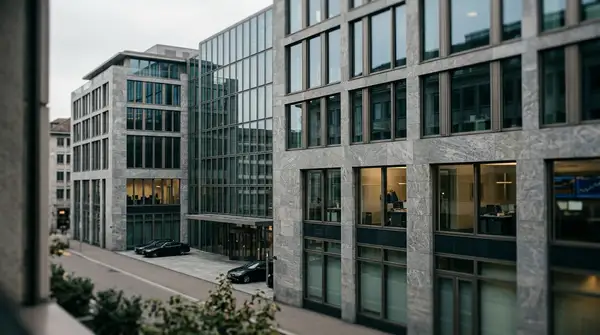 Illustration de la gouvernance d'entreprise d'UBS sous pression politique, avec des mains symbolisant le gouvernement et le conseil d'administration, et le logo UBS en arrière-plan.