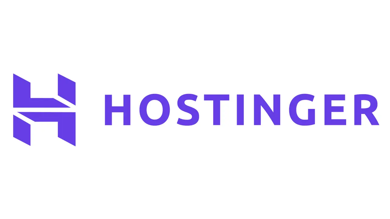 Interface du panneau de contrôle hPanel de Hostinger sur un ordinateur portable, illustrant la simplicité d'utilisation pour les entrepreneurs et PME, un point clé de notre avis Hostinger PME.