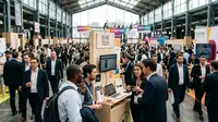 Stand de la startup VivaTech 2026 Leexi entouré de journalistes et de visiteurs lors du salon technologique.