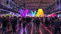 Vue d’un salon technologique inspiré de VivaTech 2026 à Paris, réunissant entrepreneurs, startups et professionnels autour d’une installation colorée.