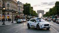 Véhicule Waymo sans chauffeur circulant en ville pour illustrer l'arrivée des taxi autonomes France.