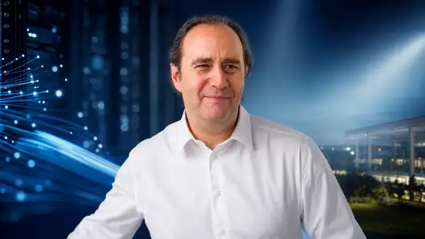 Portrait éditorial de Xavier Niel devant un décor technologique bleu évoquant les télécommunications, l’innovation et son influence entrepreneuriale.