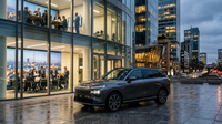 Vue latérale du nouveau SUV XPeng G9L électrique lors de sa présentation officielle au Mondial de l'Auto.