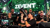 Illustration éditoriale de ZeratoR au mégaphone, entouré de streamers devant l’écran vert du ZEvent 2026 lors de la dernière édition.
