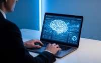 Dirigeant de PME utilisant l'intelligence artificielle sur son ordinateur portable